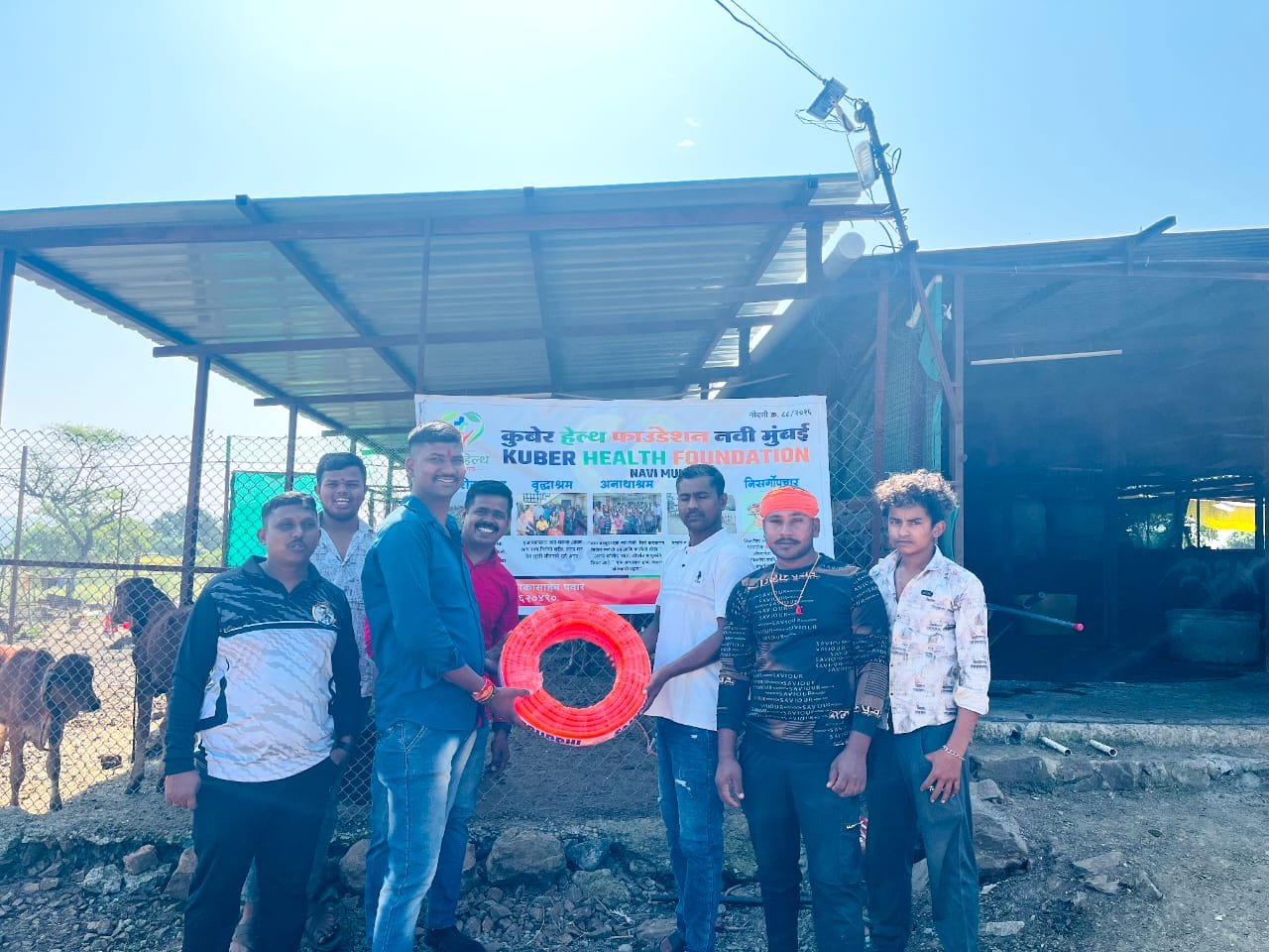 नवलेवाडी गोशाळेस कुबेर हेल्थ फाउंडेशनकडून साहित्य मदत
