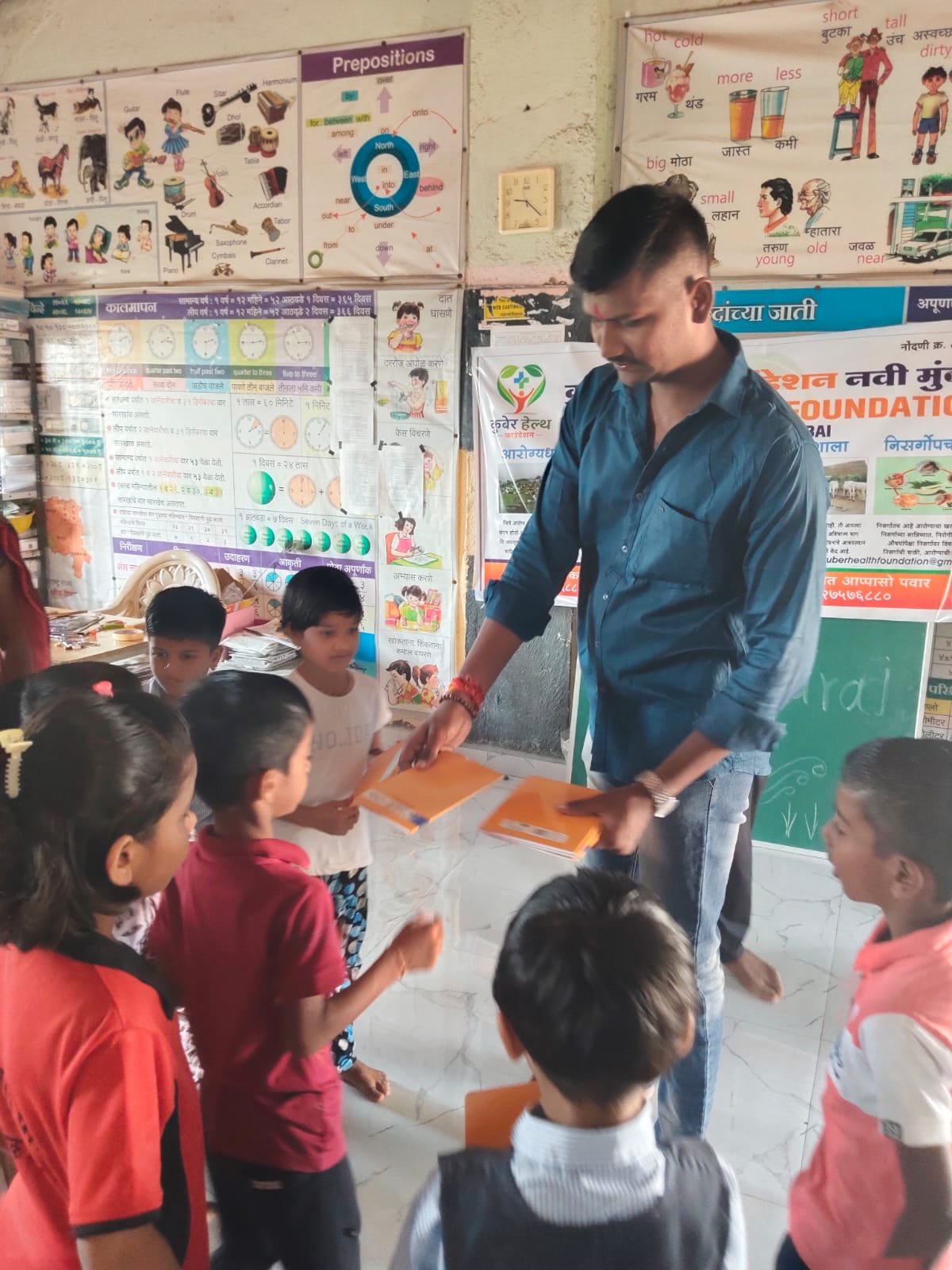 नवलेवाडी येथे विद्यार्थ्यांचा गुणगौरव व शैक्षणिक साहित्य वाटप